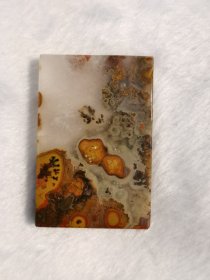天然战国红玛瑙吊坠，天然花纹绚烂精美颜色艳丽，质地细腻莹润光滑，品相如图看好下单。