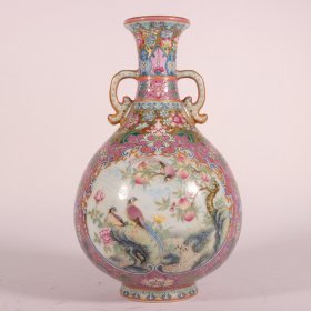 • 清乾隆 珐琅彩胭脂红地缠枝莲开窗花鸟双耳瓶
