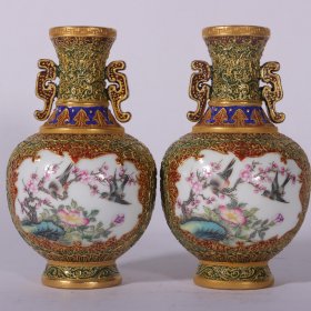 • 清乾隆 珐琅彩绿地雕刻描金开窗花鸟双耳瓶
