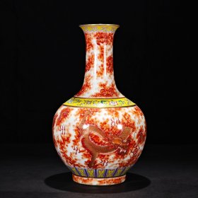 • 清乾隆珐琅彩仿石纹釉描金绘云龙三现纹赏瓶