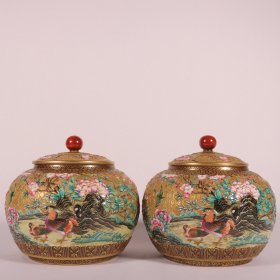 清乾隆    珐琅彩金地雕刻花鸟茶叶罐