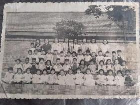 襄阳老照片（黑白）《襄专署幼儿园大班纪念 1961年7.15》（照片背面有原照片持有人签名：杨秋育）（具体见详细描述）