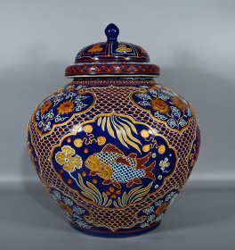 元祭蓝釉沥粉描金鱼藻纹盖罐，高39×22厘米