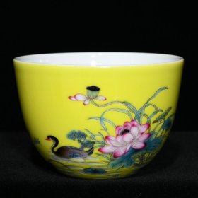 乾隆黄地粉彩鸳鸯戏莲纹杯，高4.8cm直径7cm