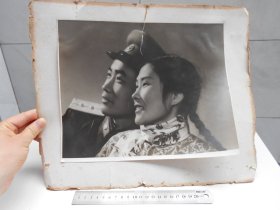 老照片【50年代，军官和大辫子姑娘结婚照】有衬板，南京长城照相馆。照片大尺寸：30×24.5厘米