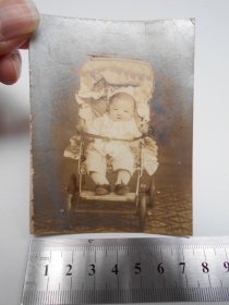 民国老照片【坐在童车里的小朋友】
