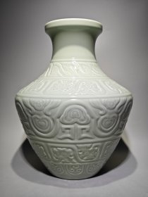 大清乾隆年制，豆青釉浮雕夔龙纹炫纹折肩瓶，