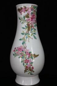 乾隆粉彩花卉纹赏瓶
宽15厘米高31厘米