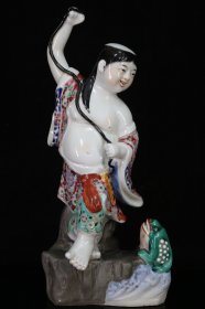 洪泰造珐琅彩刘海戏金蟾雕塑一尊
宽14厘米高31厘米