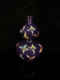 乾隆描金茄紫釉加粉彩蝴蝶纹葫芦瓶
宽10厘米高15.3厘米