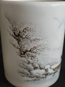 淄博陶瓷瓷画大师梁文焕三公子梁传佐踏雪寻梅雪景山水大笔筒