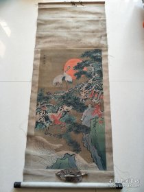 松鹤延年图立轴  建国前后的东西，品相如图。全尺寸132*53厘米。画心80*44厘米。布质，下轴脱落。