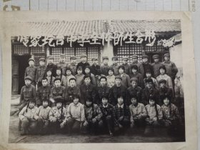 张家圪台中学全体师生合影留念1981年6月