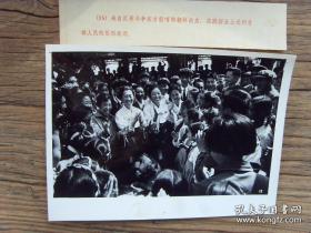 1972年，五一国际劳动节，朝鲜代表团参加游园
