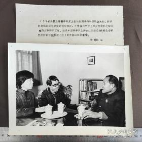 1980年，中科院上海研究院副院长汪猷（浙江杭州人，中国科学院学部委员，我国生物有机化学的一代宗师，中国抗生素研究和生产的奠基人之一）看望归国华侨欧阳本伟和李镜莲