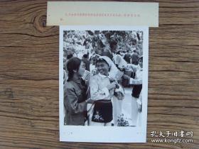 1972年，庆祝中华人民共和国成立二十三周年国庆节，北京郊区女社员参加国庆游园联欢演出