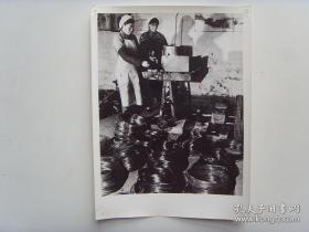 1960年，（郑纺机）郑州纺织机械厂人民公社组织职工家属自建拔丝厂，自制拔丝机