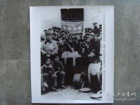 超大尺寸：1948年，太行山区民众向刘伯承献旗献花，右边为中原野战军政治部主任张际春