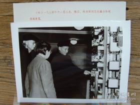 1954年，陈云、林伯渠在中南海瀛台参观通讯展览