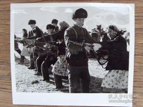 超大尺寸：1975年，解放军驻新疆某部，战士帮助当地少数民族民兵军事训练