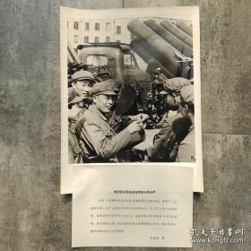 超大尺寸：1979年，北京军区某部炮团张延成团长，给战士讲解火炮操作方法