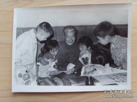 1979年，中国著名漫画家张乐平（浙江海盐人，漫画“三毛”形象的创作者，被誉为“三毛之父”是中国当代最杰出的漫画家之一）