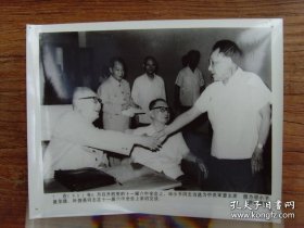 1981年，中共十一届六中全会，邓小平当选委主席，叶剑英、聂荣臻、胡耀邦
