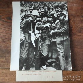 超大尺寸：1983年，西安第四军医大学学员参与华山抢险-抬送伤员下山