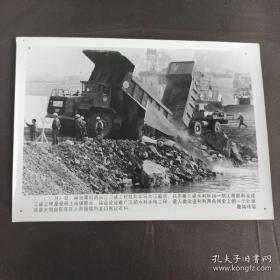 1997年11月，长江三峡工程胜利实现大江截流