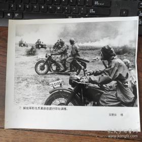 超大尺寸：1987年，解放军防化兵部队骑着偏三轮摩托车，进行防化训练