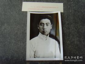 1917年，周恩来在天津南开学校毕业，毕业照