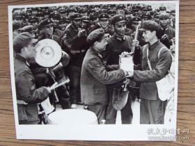 超大尺寸：1975年，解放军某部炮团，上海籍战士魏尧升退伍后强烈要求去农村安家落户，团党委赠送给他一把铁锨鼓励他扎根农村，待一辈子