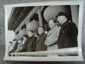 1956年五一国际劳动节，毛泽东、周恩来、刘少奇、朱德、彭德怀、邓小平、邓子恢、李富春在北京天安门城楼检阅游行队伍
