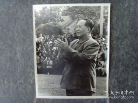 1957年，毛泽东在北京接见青年团代表