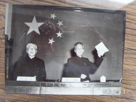 1951年，刘少奇主持召开中央政府第十次会议，通过《中华人民共和国惩治反革命条例》左侧林伯渠（湖南临澧县人）