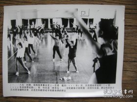 1995年，沈阳健康城学健身操的群众