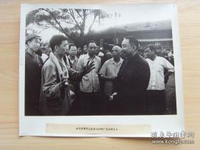 超大尺寸麻面厚相纸：1976年8月，华国锋、陈永贵在唐山钢厂慰问唐山大地震灾区群众