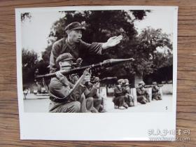 超大尺寸：1975年，解放军北京军区某部八连，战士训练肩扛式榴弹