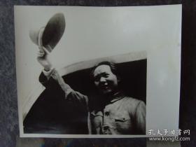 1945年，毛泽东乘机赴重庆和国民党谈判