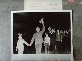 超大尺寸：1980年，文化部举行优秀影片发奖大会，获奖电影创作人员在首体向观众致意