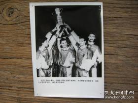 1989年，第四十届世界乒乓球锦标赛，瑞典队获男团冠军