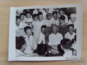 1958年， 刘少奇在火车上，同干部群众交谈