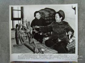 超大尺寸：1982年，著名电影演员曲云（电影《苦菜花》扮演娟子妈），在山东陵县（现德州陵城区）王元梅大队用纺车纺纱