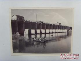 1964年，湖北省洪湖县建造的滩口十二孔排灌闸