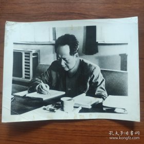 1960年，毛主席在校订《毛泽东选集》第四卷