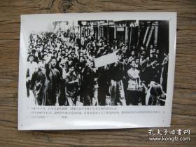 1945年，云南昆明学生集会反对内战，造成“一二一”惨案