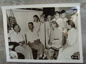 1958年，刘少奇在济南同山东吕剧团演员们交谈