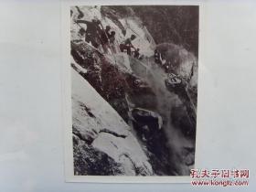 1972年，广西龙胜各族自治县，苗族瑶族社员劈山修渠，引水上山