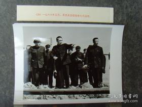 1966年，周恩来视察大庆油田，左为黑龙江省委第一书记潘复生，右为省长李范五