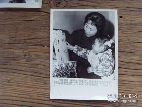 1980年，江西省南昌市通用机械厂工人在教孩子认字